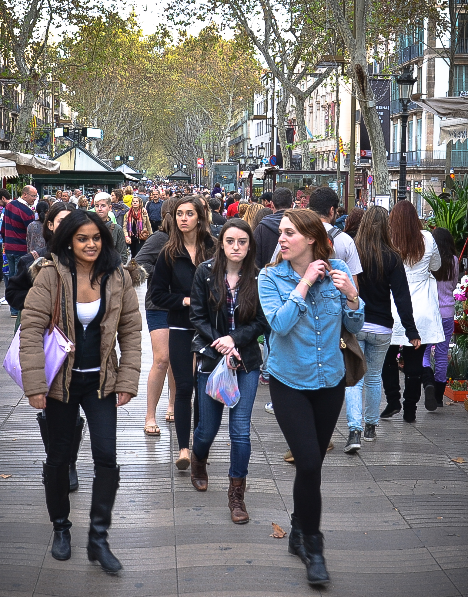 Människor på Las Ramblas i Barcelona