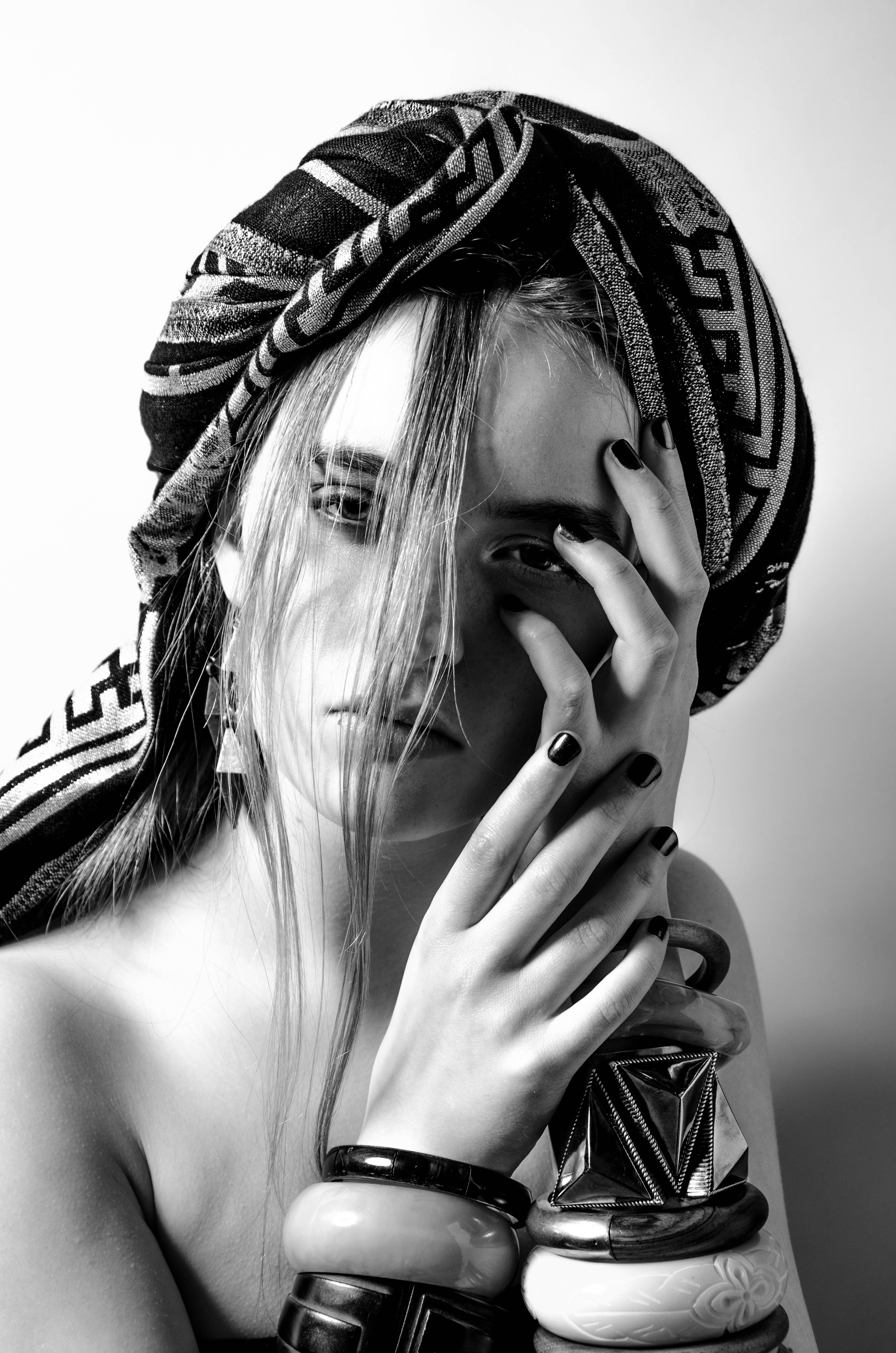 Fotomodell i turban i svartvitt