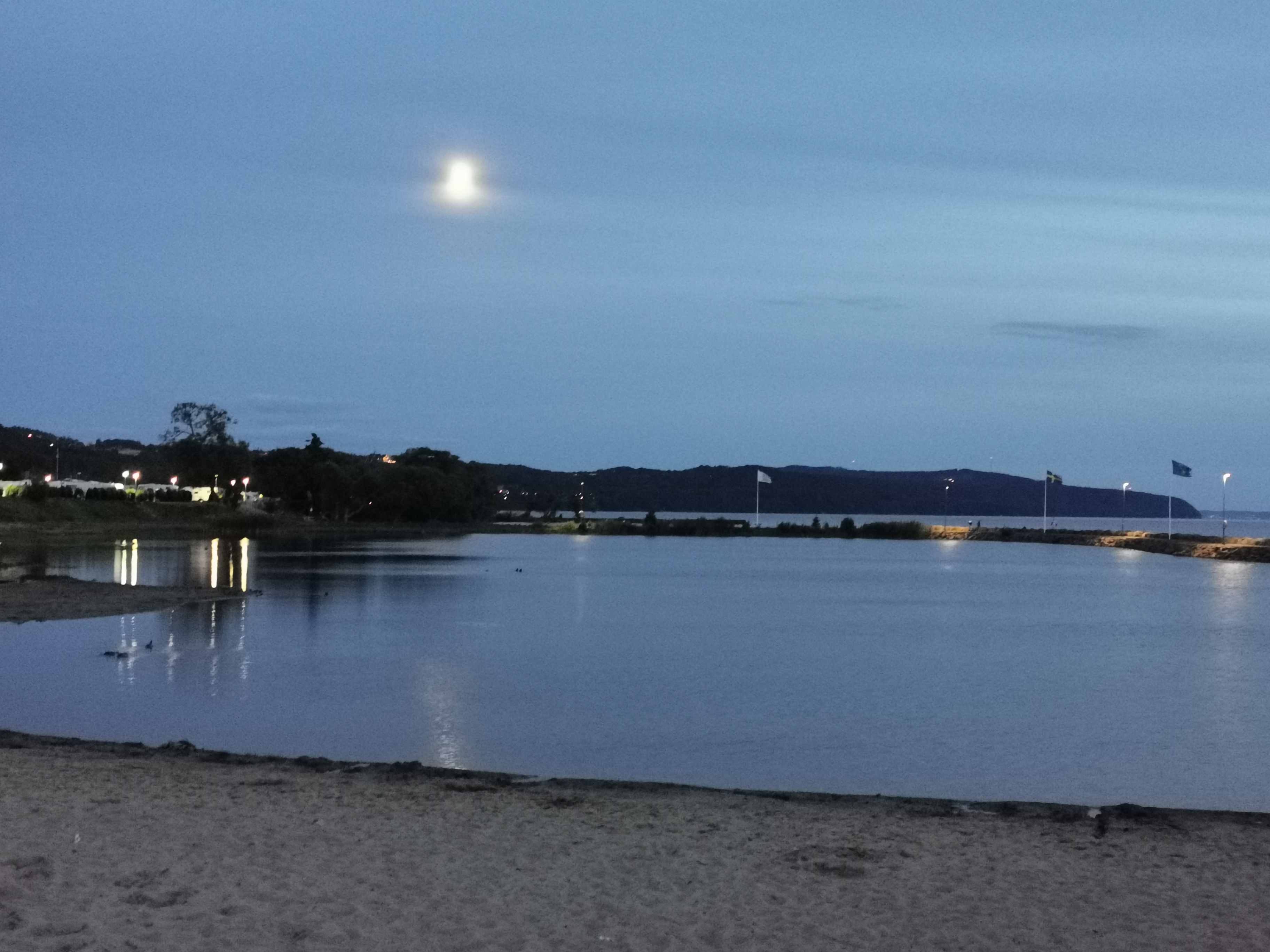 Månen över stranden i Gränna 2019